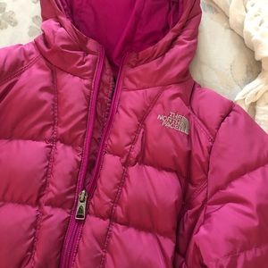 Girl’s North Face magenta puffer coat EUC 14-16